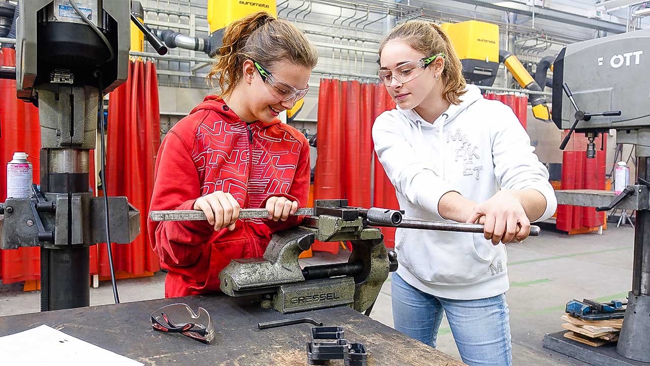 Nationaler Zukunftstag: zwei Mädchen in einer Werkstatt