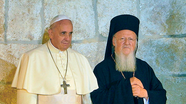 Papst Franziskus und Patriarch Bartholomeos I. 2014 in der Jerusalemer Grabeskirche