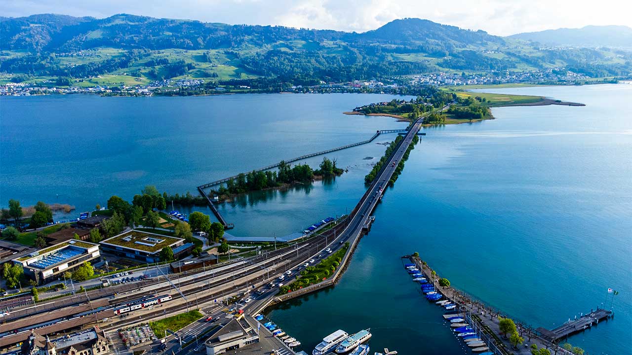 Blick auf Obersee und Zürich zwischen Rapperswil und Pfäffikon ZH