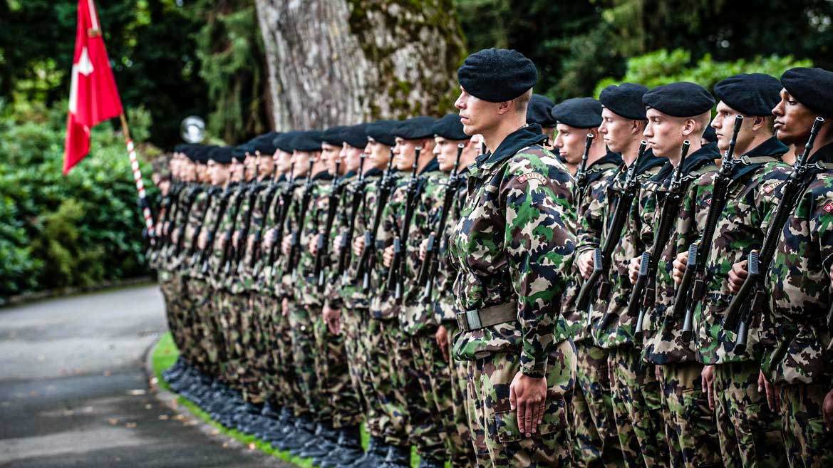Soldaten der Schweizer Armee in einer Reihe