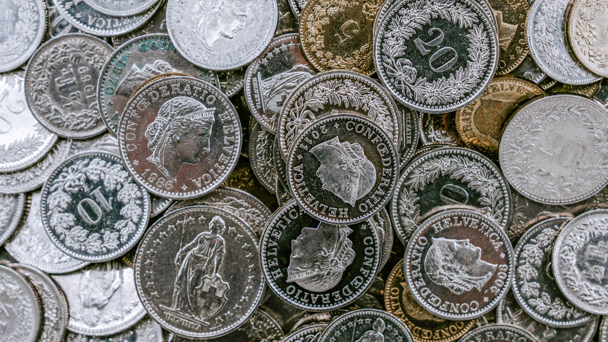 Dutzende von Schweizer Münzen liegen durcheinander