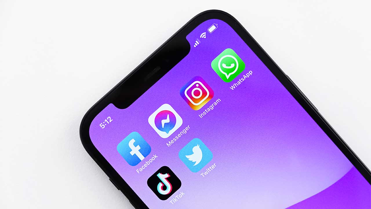 Smartphone mit Icons von Social Media Apps