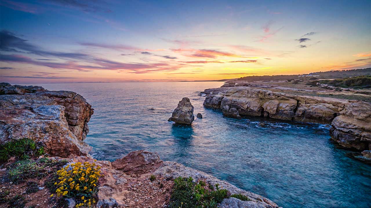 Küstenabschnitt von Menorca bei Sonnenuntergang
