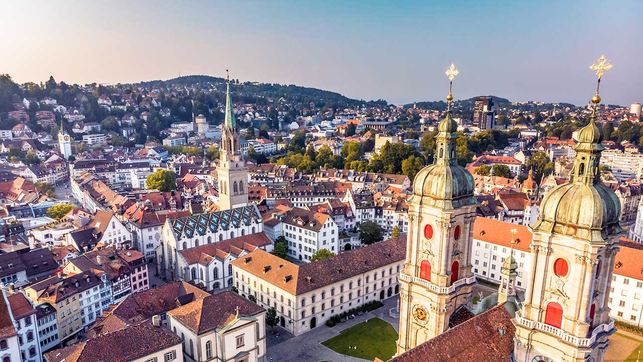 Stadt St. Gallen mit den Türmen der Kathedrale von oben gesehen