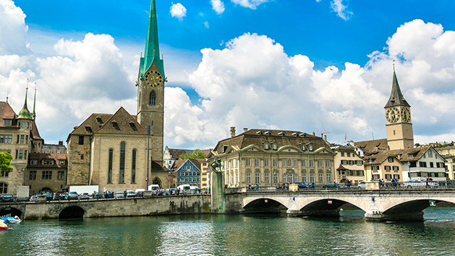 Zürcher Altstadt mit Rathaus und Kirchen