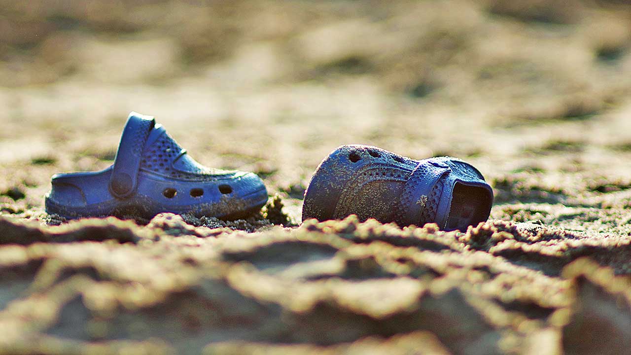 Crocs liegen am Strand