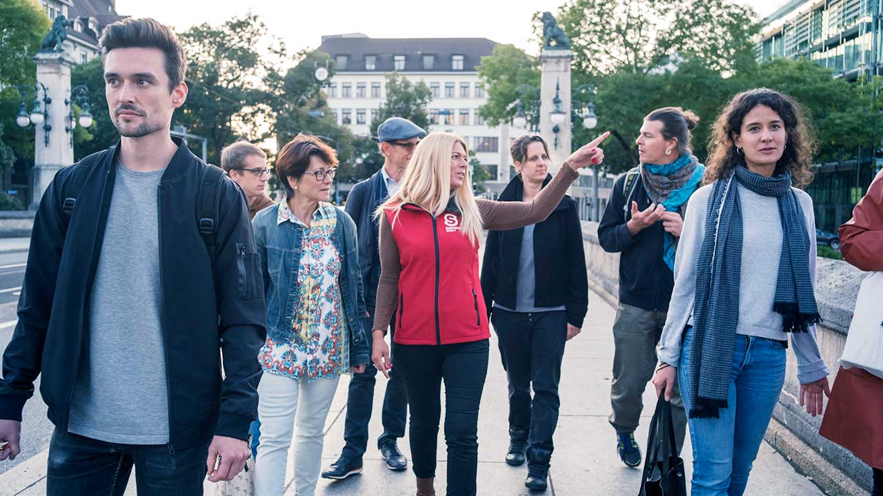Stadtführerin Sandra Brühlmann bei der Frauenarmuts-Tour von Surprise in Zürich