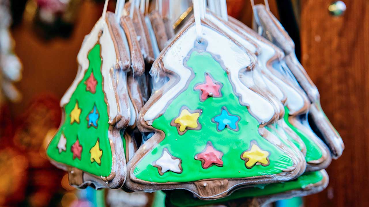 Tannenbäume aus Lebkuchen an einem Weihnachtsmarkt