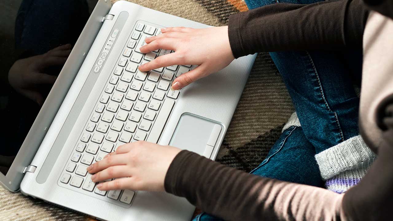 Teenager-Mädchen am Computer | (c) 123rf