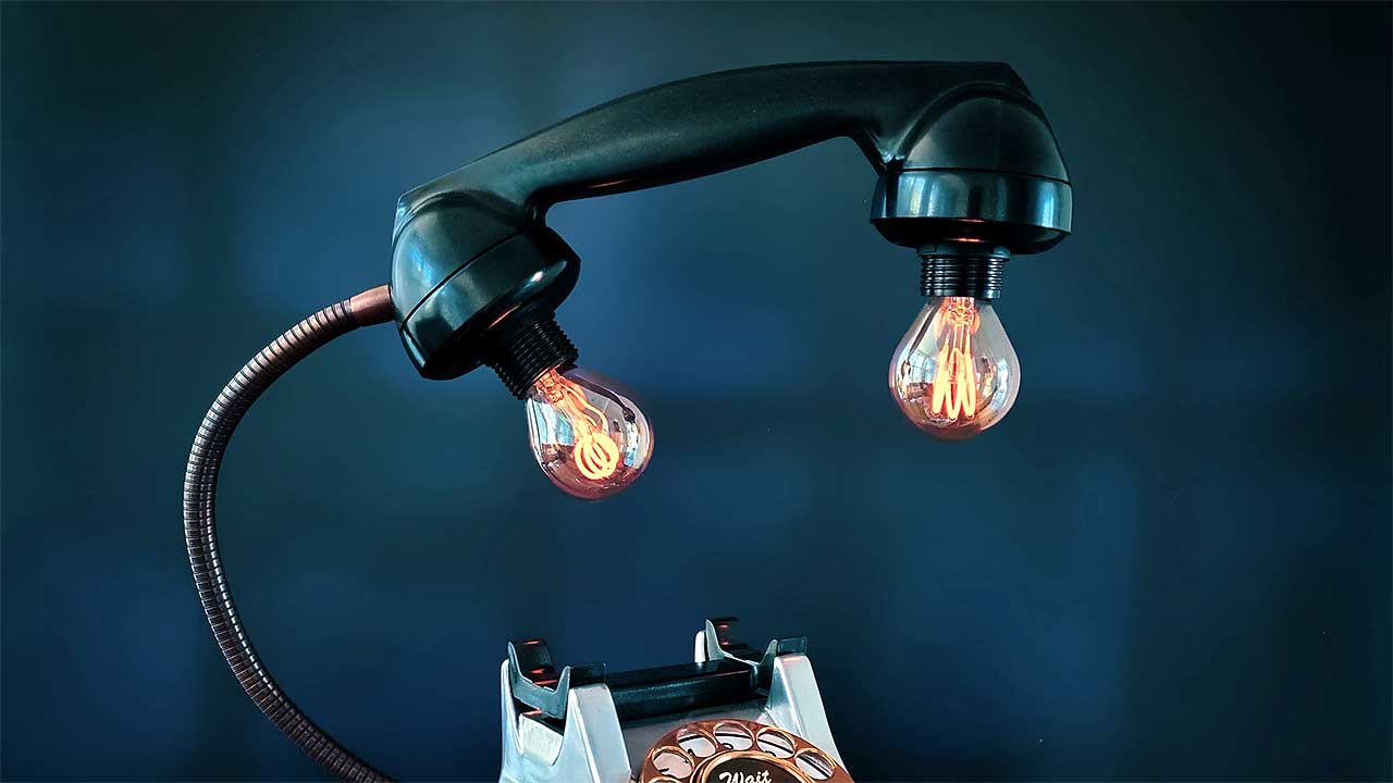 Lampe aus einem alten Telefon, mit Glühbirnen im Hörer