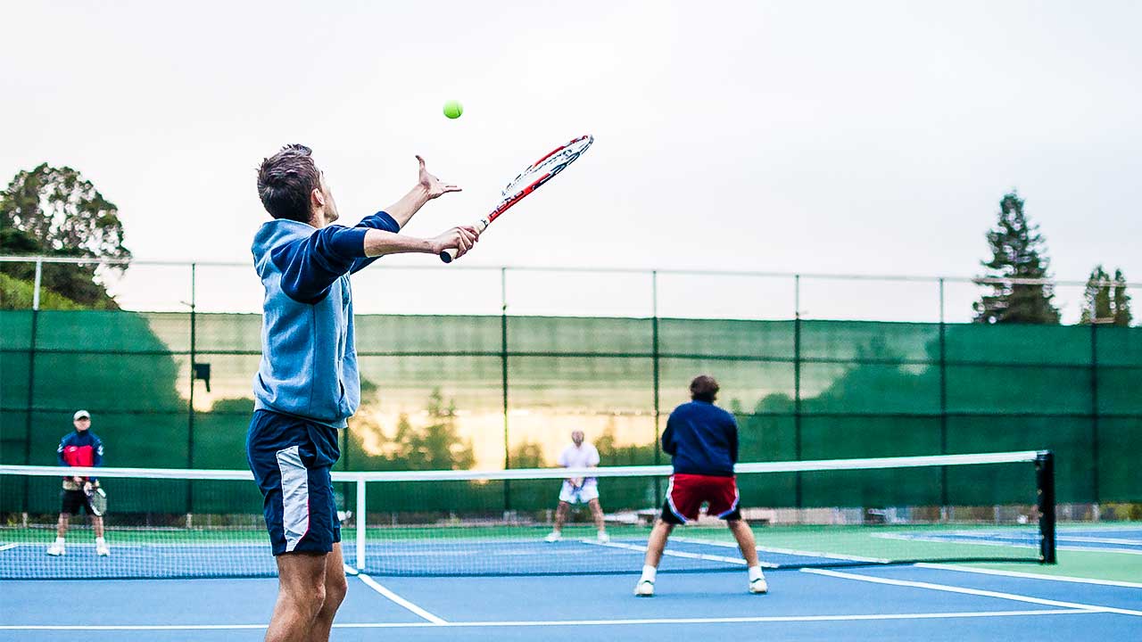 vier Tennisspieler auf einem blauen Tennisplatz