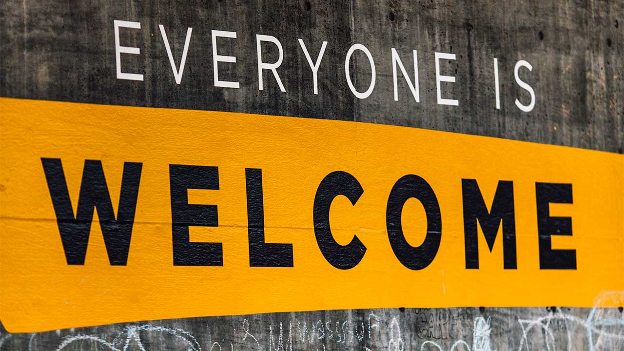 «Everyone is welcome» geschrieben und gemalt auf einer Betonwand