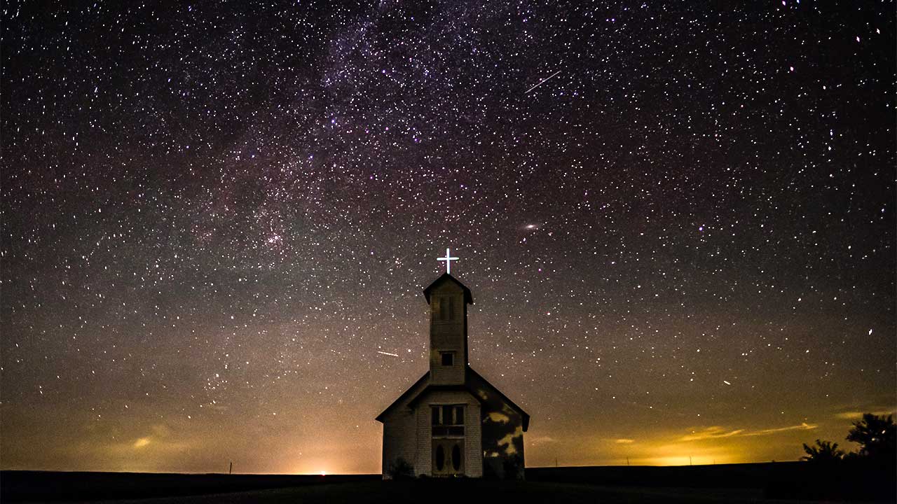Kirche in Oakland USA nachts mit Sternenhimmel