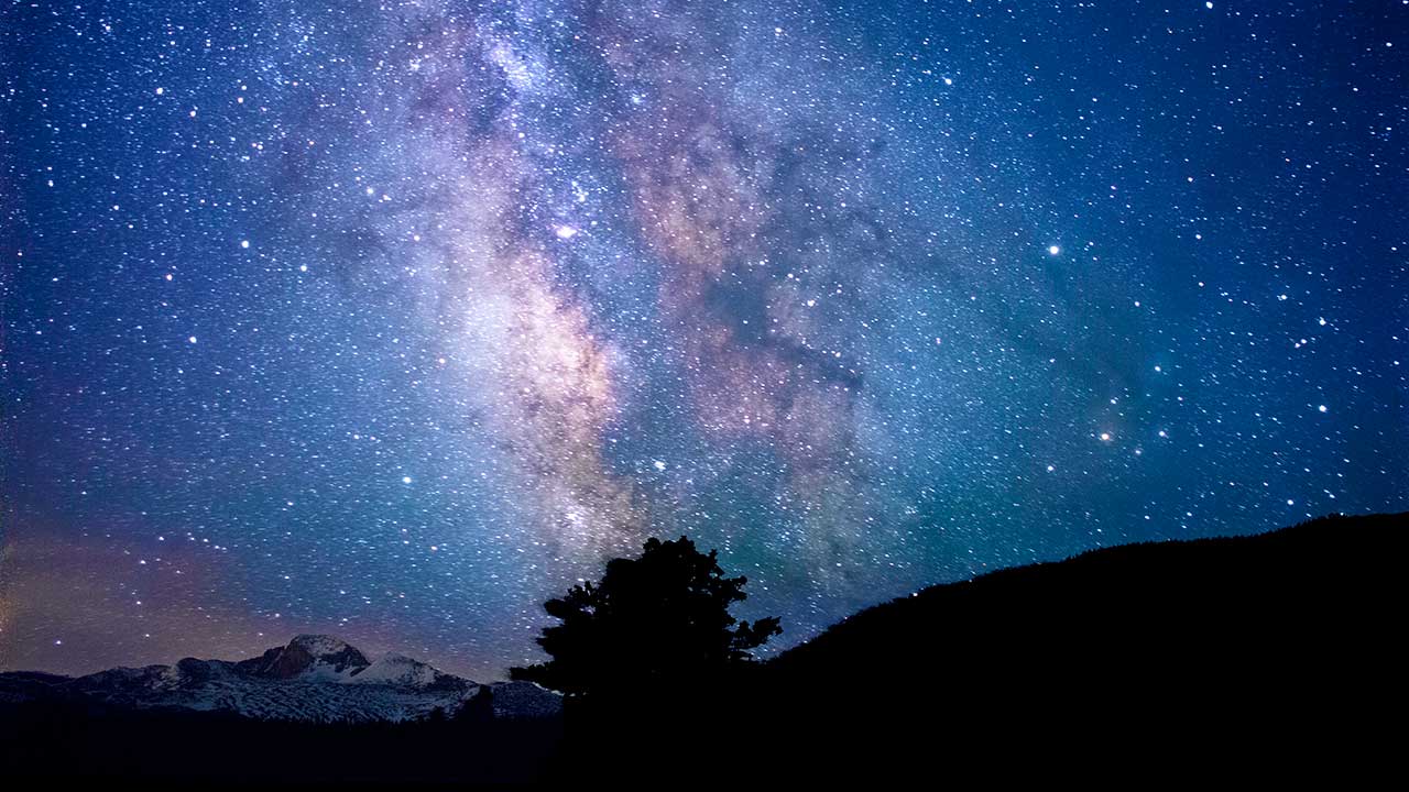 Blick in die unendliche Weite des Sternenhimmels | (c) Jeremy Thomas/Unsplash