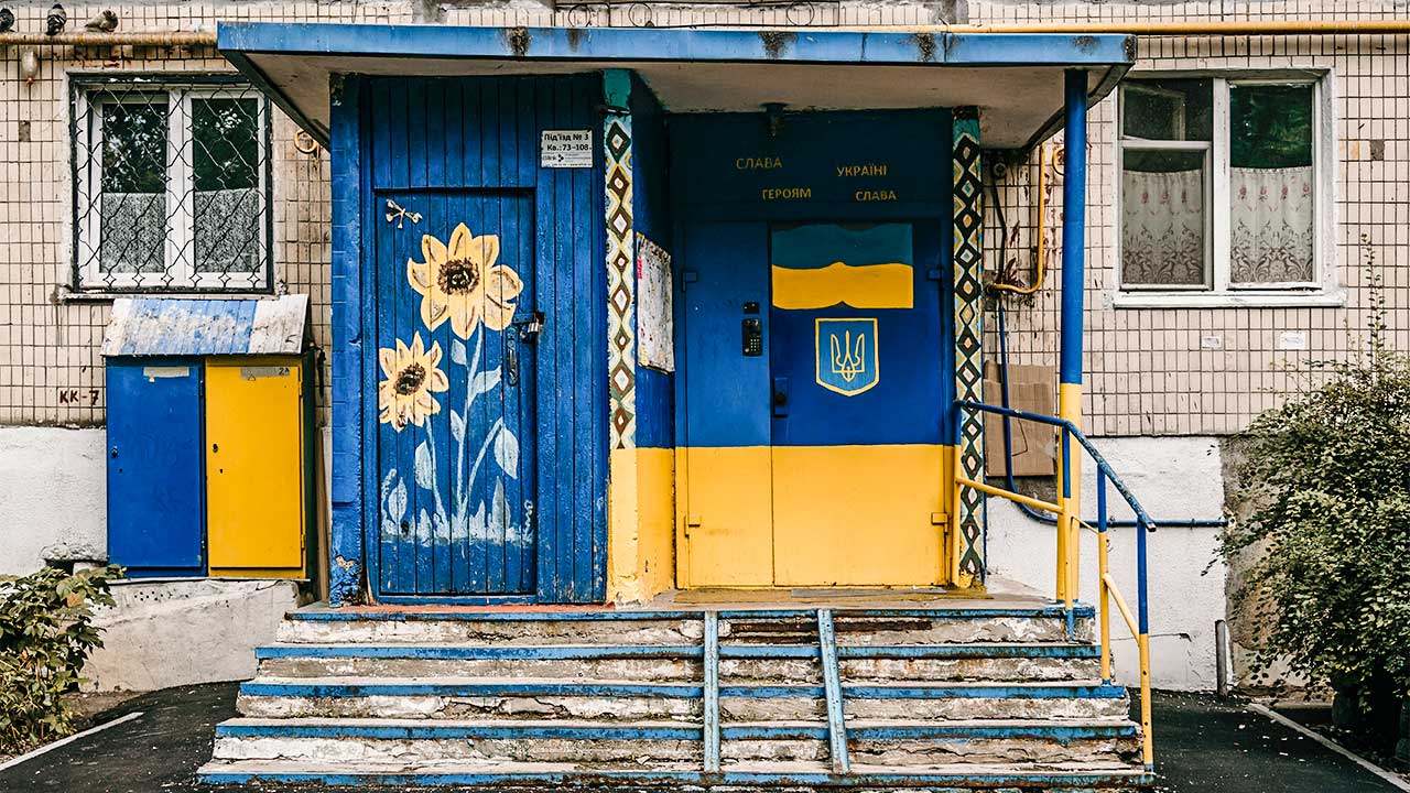 Hausvorderseite in Kiew, die Türen sind in den Nationalfarben gelb und blau gemalt