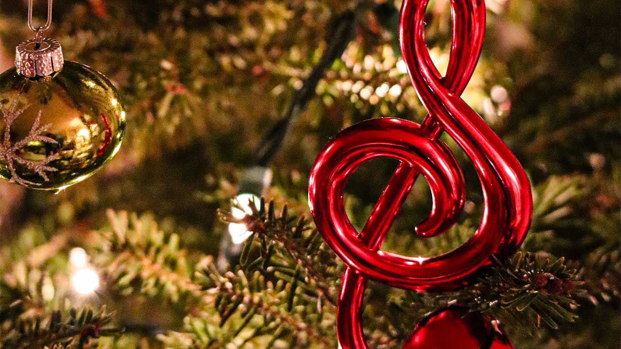 Notenschlüssel hängt an einem Weihnachtsbaum