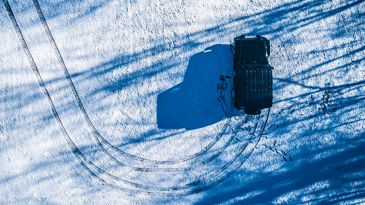 Auto macht im Schnee eine 180-Grad-Kurve