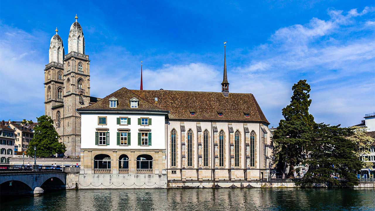 Zürich: Grossmünster, Helmhaus und Wasserkirche