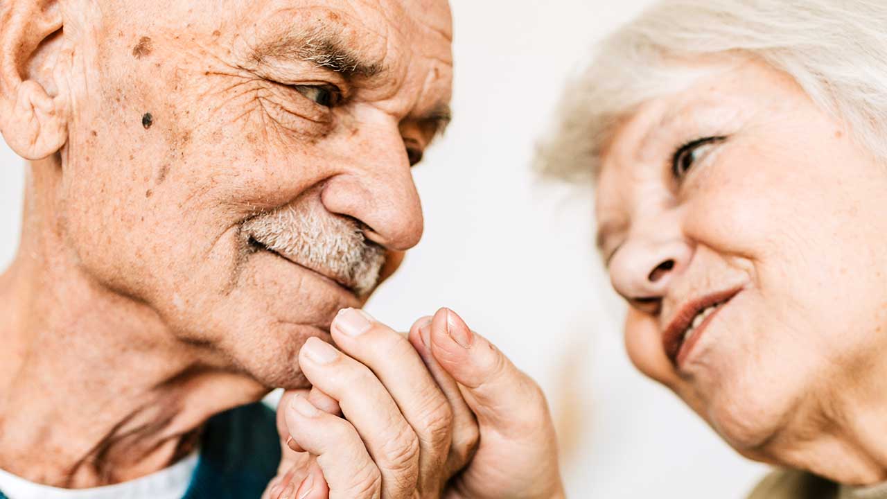 ein älteres Paar zeigt sich seine Zuneigung