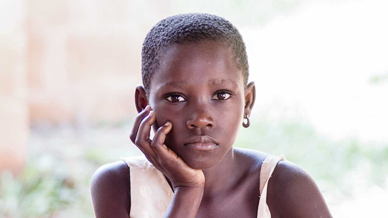 afrikanisches Mädchen blickt ernst drein