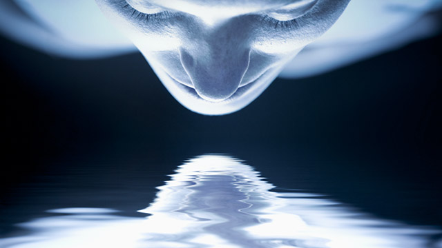 Frau sieht seine Spiegelung im Wasser | (c) unbekannt