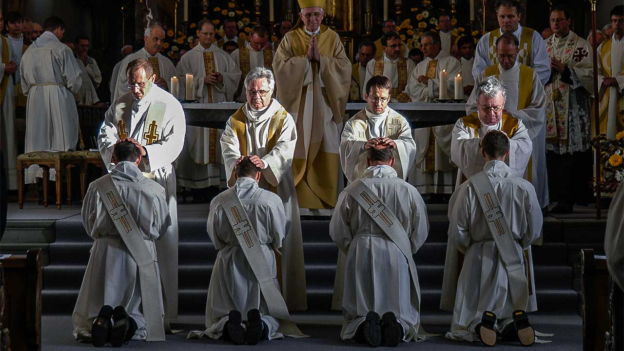 Priesterweihe von künftigen Priestern in Schwyz