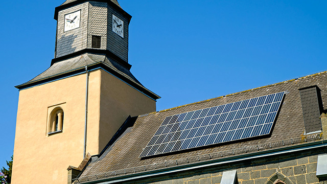 Solarpanel auf einem Kirchendach in Deutschland | (c) 123rf