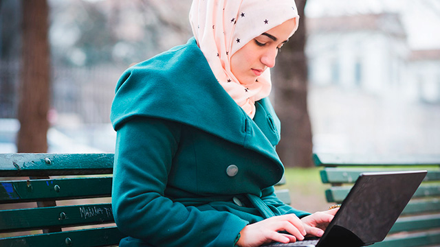 Muslimin mit Laptop