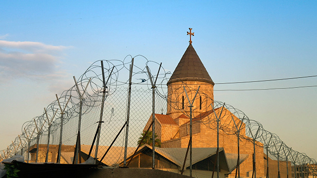 Kirchengebäude in Bagdad hinter Stacheldraht