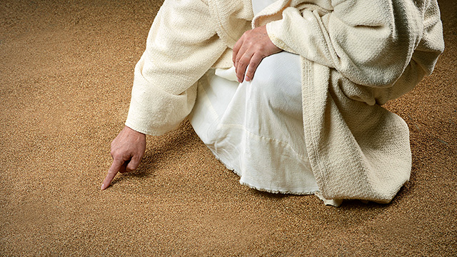 Jesus schreibt in den Sand